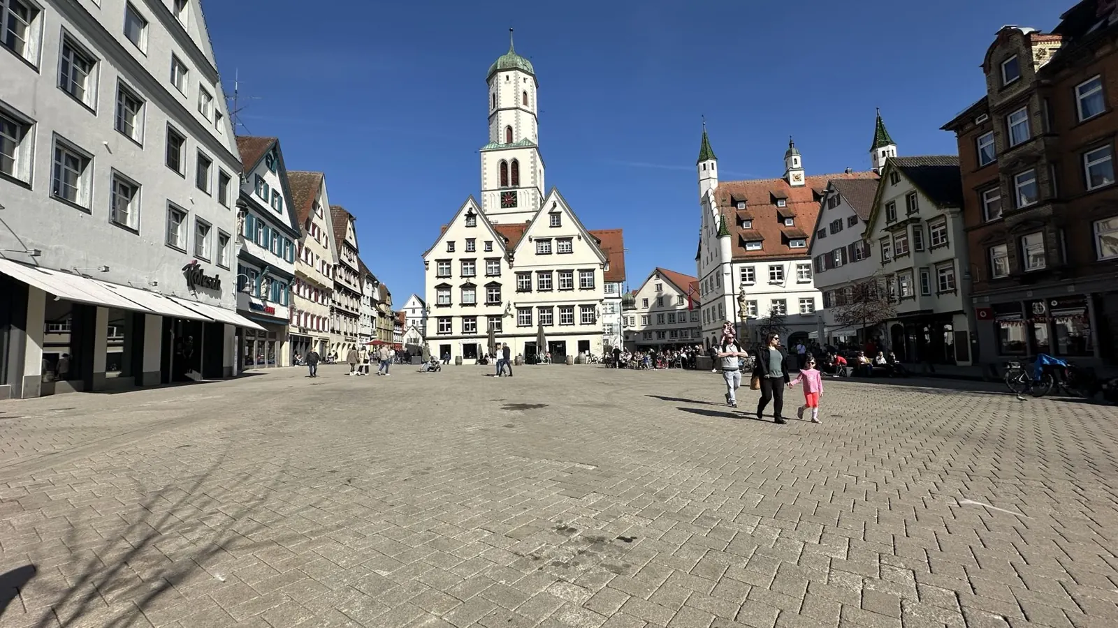 Familie auf dem Marktplatz in Biberach