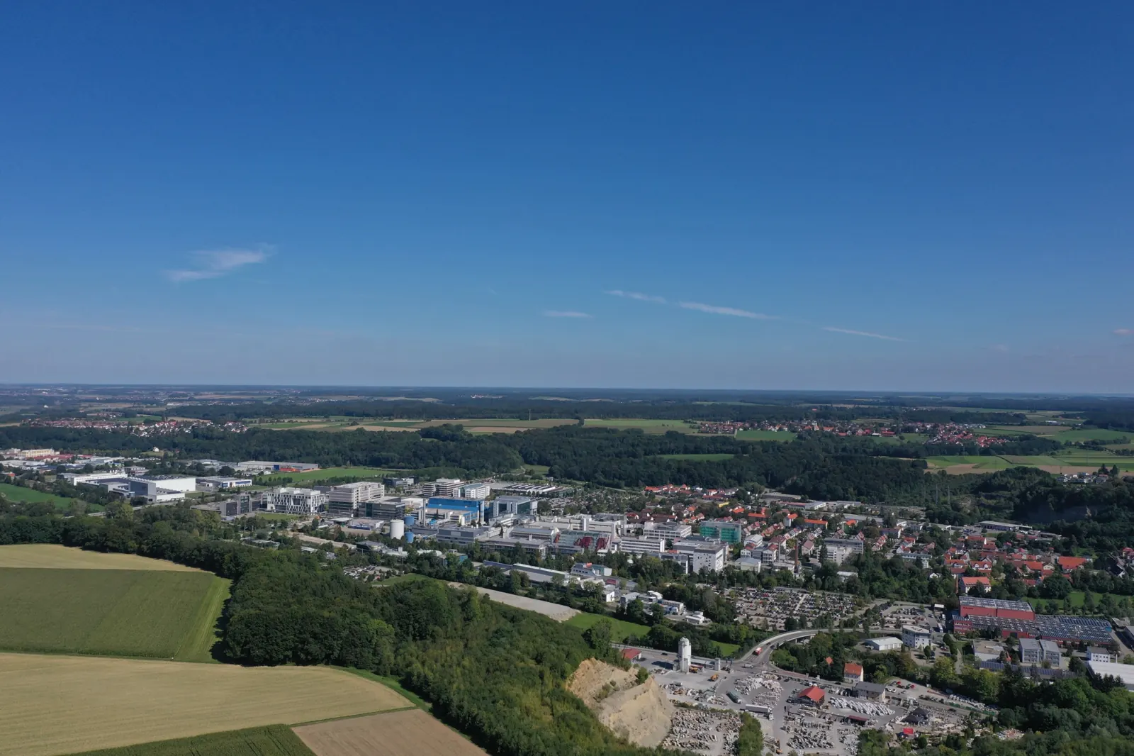 Luftbild von Biberachs Industrie- und Forschungsstandorten