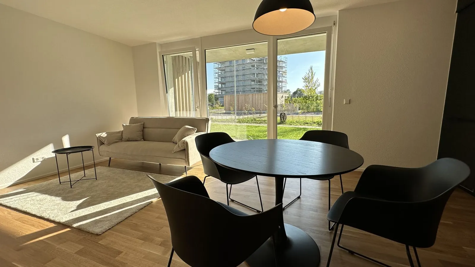 Gedeckter Esstisch im Apartment Noah